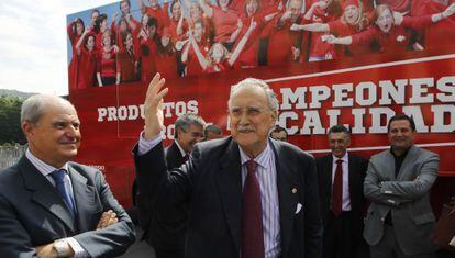 El alcalde de Bilbao, Iñaki Azkuna, en una campaña inaugurada ayer para sensibilizar sobre habitos alimenticios saludables