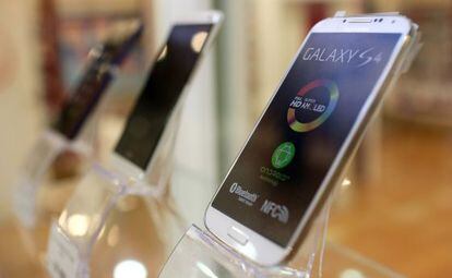 El &#039;smartphone&#039; Samsung Galaxy S4, en un expositor.