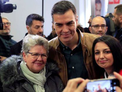 Pedro Sánchez se fotografía con militantes tras votar este sábado en la consulta del PSOE.