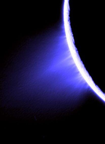 Imagen de archivo distribuida por la NASA que muestra erupciones de hielo y agua en el polo sur de Enceladus.