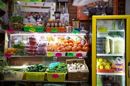 Inflación: Un comercio de frutas y verduras en el Mercado Álamos, en Ciudad de México