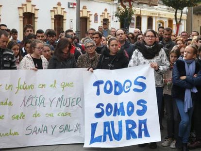 Minuto de silencio en la plaza de Campillos (Huelva) por la muerte de Laura Luelmo. 