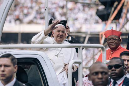 El papa Francisco saluda desde el papamóvil durante su llegada al Estadio de los Mártires de Kinsasa, antes de iniciar el evento que reunía a los jóvenes congoleños, este jueves 2 de febrero.