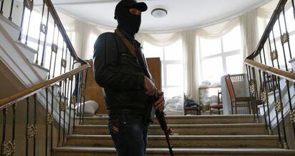 Un activista prorruso hace guardia en el Ayuntamiento de Lugansk.
