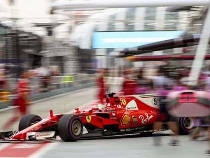 La Ferrari de Sebasti&aacute;n Vettel sale de boxes en un entrenamiento en Singapur.