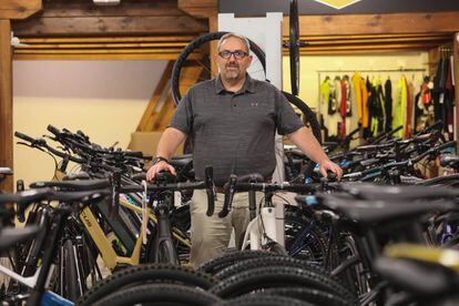 Juan Ochoa, propietario de la tienda de bicicletas Bicimanía, en Madrid. 