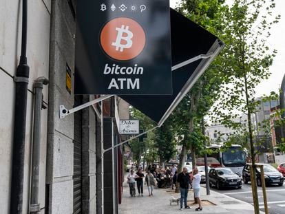 Un cajeros automático de bitcóin en Madrid.
