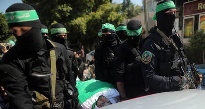 Milicianos de Ham&aacute;s trasladan el cad&aacute;ver de Mazen Fuqaha en su funeral en Gaza.