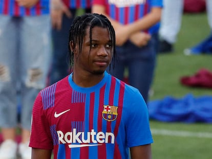 Ansu Fati, con la nueva camiseta del Barcelona en el acto de presentación en el Camp Nou.