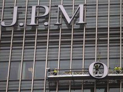 Un operario coloca las letras del emblema de JPMorgan en su sede de Londres