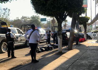 Policías y técnicos forenses se encuentran en el sitio donde se encontraron restos humanos en Chilapa, Guerrero, en marzo de 2022.