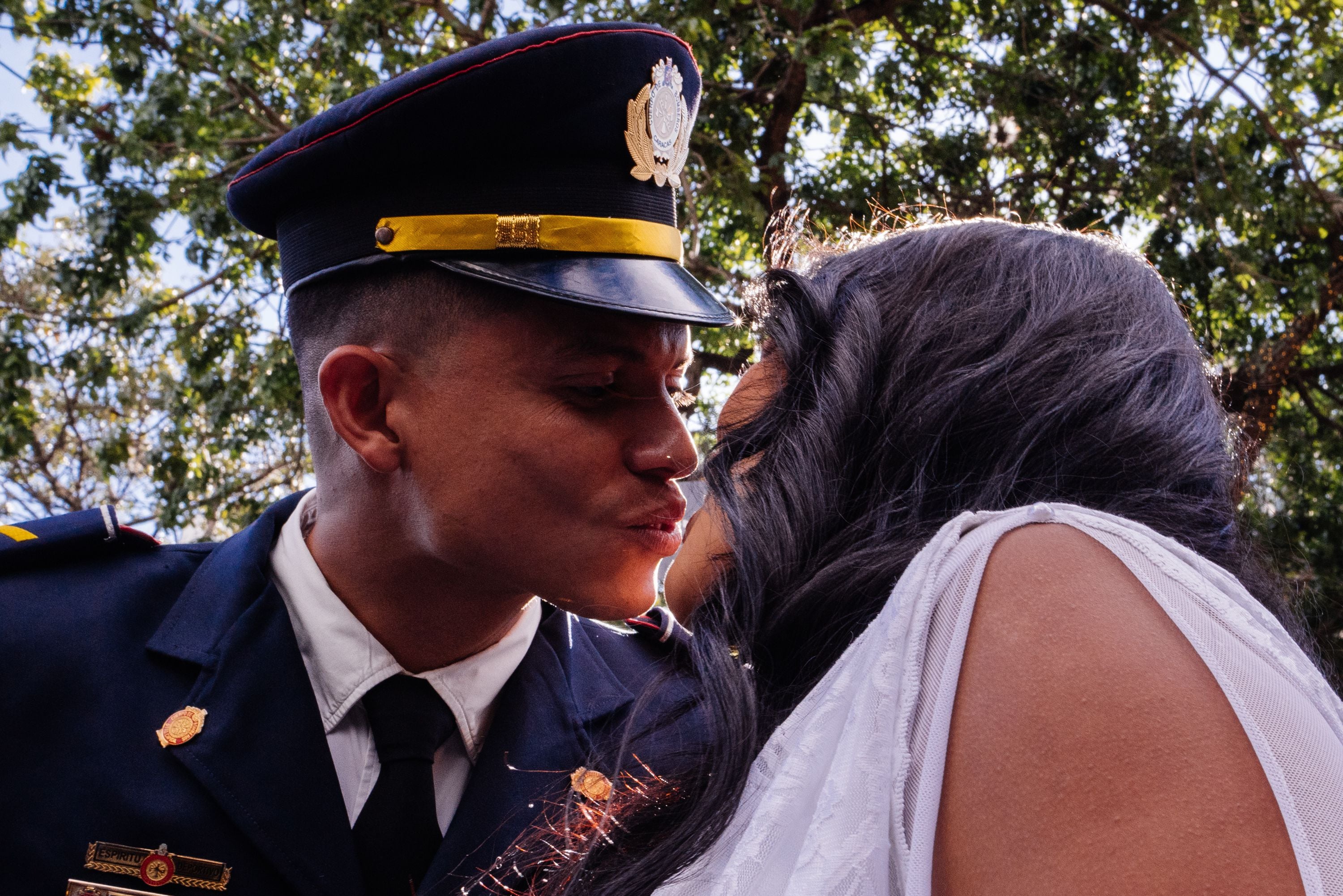 Los bomberos Elvis Rivas, 33, y Yusbeilis Herrera, 21, se besan antes de la boda.