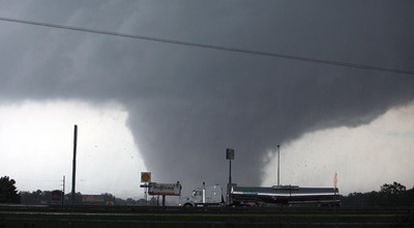 Las tempestades, que se han cobrado 173 vidas en cinco estados, dejaron franjas de destrucción desde Misisipí a Georgia, y devastaron la ciudad de Tuscaloosa, en Alabama. En la imagen un tornado se acerca a esta ciudad.