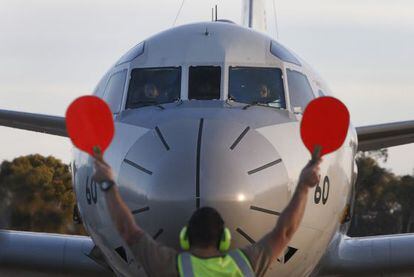 Uno de los dos aviones P-3 enviados por el Gobierno japonés a su llegada a la base de la Fuerza Aérea Australiana de Pearce, cerca de Perth.