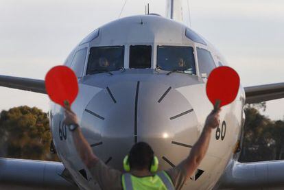 Uno de los dos aviones P-3 enviados por el Gobierno japon&eacute;s a su llegada a la base de la Fuerza A&eacute;rea Australiana de Pearce, cerca de Perth. 