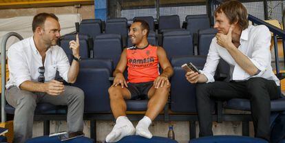 Sid Lowe (izquierda), en una entrevista con Santi Cazorla, jugador del Villarreal.