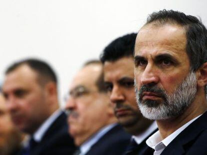El expresidente de la Coalición Nacional Siria Moaz al Jatib (derecha), durante el encuentro celebrado en Madrid.