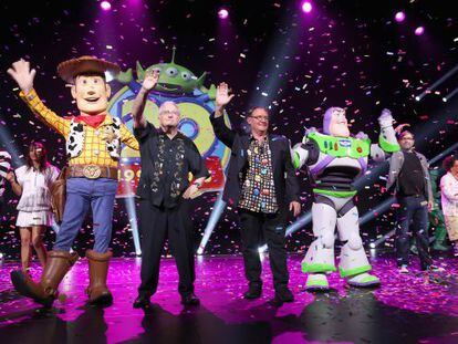 El compositor de &#039;Toy Story&#039;, Randy Newman, y el director John Lasseter en la convenci&oacute;n Disney 23, en Anaheim (California). 