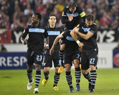 Los jugadores del Lazio celebran el primer gol de su equipo.
