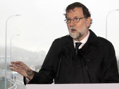 El presidente del Gobierno, Mariano Rajoy durante su discurso en la puesta en servicio de la ampliaci&oacute;n de capacidad de la AP-9, de un tramo que recorre Santiago de Compostela.