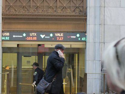 Un hombre pasa por la sede de Wall Street en Nueva York.