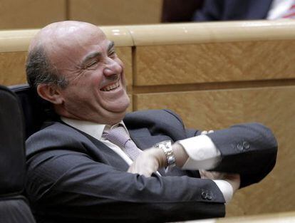 El ministro de Econom&iacute;a, Luis De Guindos, durante el pleno del Senado. 