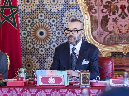 Mohamed VI, junto a su hijo, el príncipe Hasán, durante un Consejo de Ministros celebrado en Rabat el 19 de mayo.