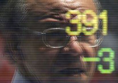 Un hombre reflejado en un monitor en Tokio. 
