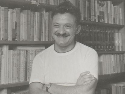 Mario Benedetti, junto a su biblioteca, en 1963.