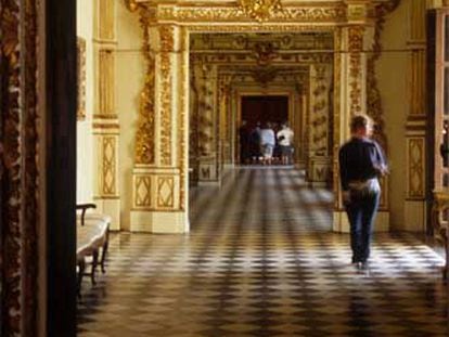 La Sala dorada del Palacio Ducal de Gandía está formada por una sucesión de cinco salones separados por pórticos.