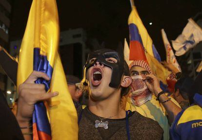 Los partidarios de Guillermo Lasso protestan cerca del Consejo Nacional Electoral en Quito.