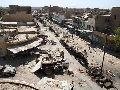 Imagen del mercado de Mahmudiya tras el ataque de un grupo de pistoleros con morteros y metralletas.
