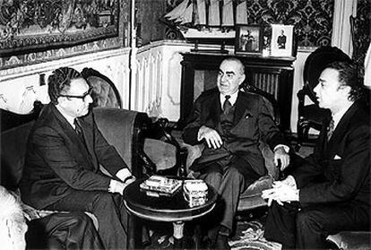 Luis Carrero Blanco (centro) habla con Henry Kissinger (izquierda), en 1973, horas antes del atentado,