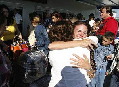 Una cubana abraza a una familiar que llega de visita desde Estados Unidos ayer en el aeropuerto de La Habana.