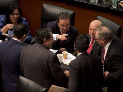 El l&iacute;der del PRI en el Senado, Emilio Gamboa, al centro, en la sesi&oacute;n de anoche