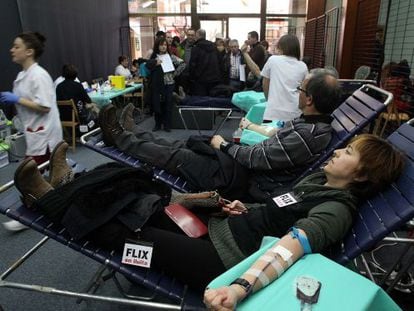Vecinos de Flix donando sangre.