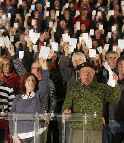 Ángel Alcalde y Begoña Uzcudun, en primer término, durante el acto de expresos de ETA en San Sebastián.