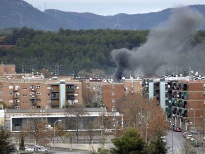 Humareda sobre el barrio de Can Puiggener causada por el incendio.