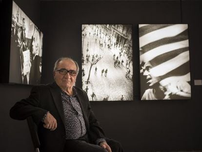 Jordi Socías junto a tres de las obras que expone