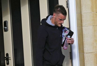 Vardy, anfitrión de la fiesta del Leicester, saliendo de su casa tras la fiesta de los jugadores.