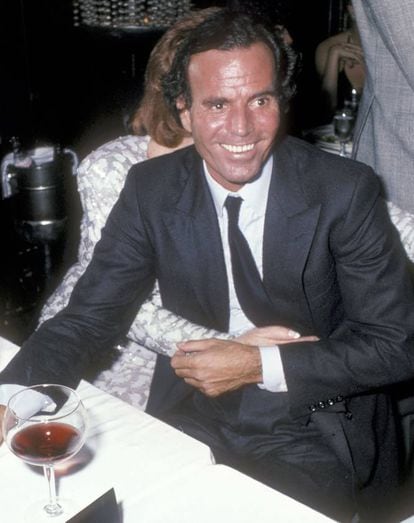 “Para amar el vino tinto tienes que tener un enfoque sano de la vida. El vino tinto es la vida, la única vida que puedes meter en una botella”. People Magazine. Agosto de 1988.
En la foto, Julio Iglesias durante la fiesta de fin de año de 1985 en Nueva York.