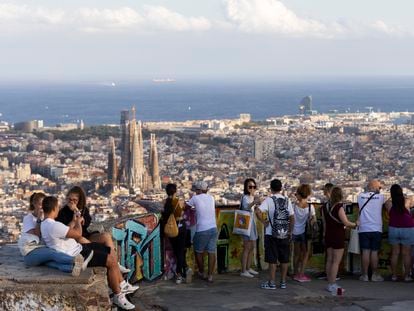 Turistas y vecinos de Barcelona acuden a los búnkeres de las baterías del Carmel para presenciar las vistas de la ciudad durante el atardecer este martes.