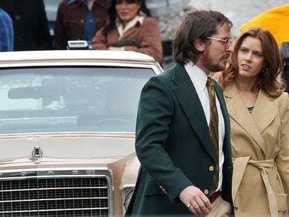 Amy Adams y Christian Bale en el set de rodaje de 'La gran estafa americana', la película dirigida por David O. Russell, en marzo de 2013.