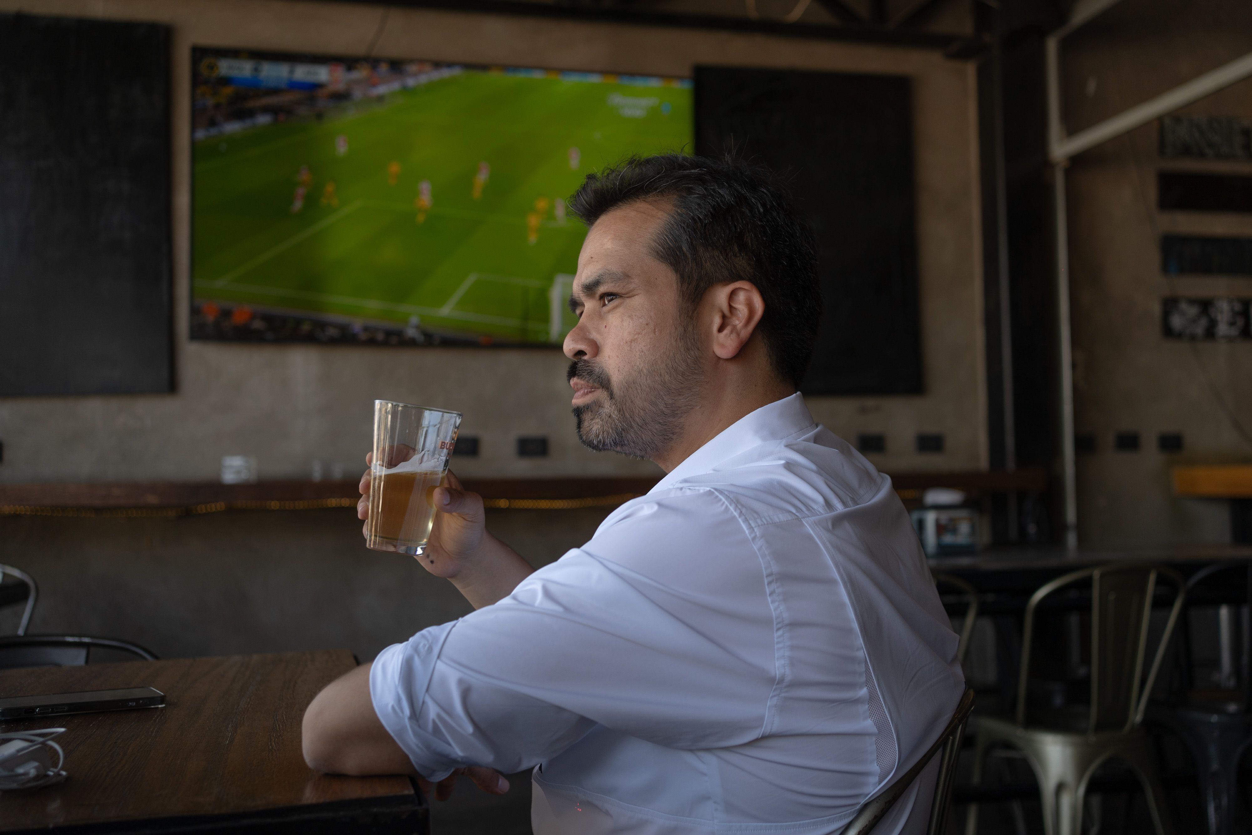 Jorge Álvarez Maynez, observa un partido de futbol antes de ir a su segundo evento del día en Sonora.