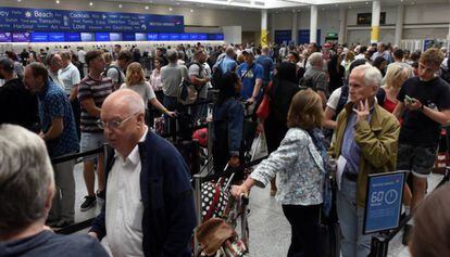 Pasajeros hacen cola para facturar con British Airways en el aeropuerto de Gatwick, en 2017.