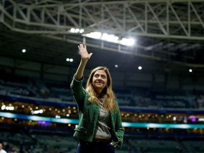 Leila Pereira, presidenta del Palmeiras, saluda a la afición en un partido de Copa Libertadores, el 30 de agosto de 2023.