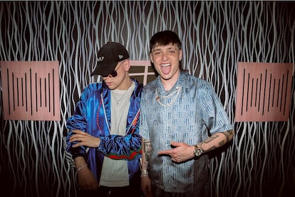 Bizarrap y Featherweight posando en la Ciudad de México.