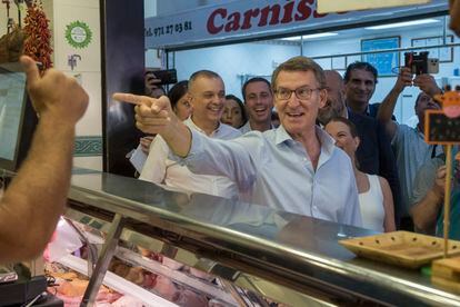 El presidente del Partido Popular, Alberto Núñez Feijóo, durante su visita al Mercado Pere Garau en Palma de Mallorca, este martes.