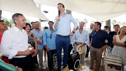 César Sánchez, a la izquierda, con camisa blanco, en un acto de apoyo a Pablo Casado, de pie en una silla, en las primarias del PP.
