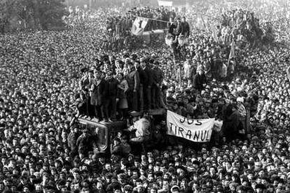 El 22 de diciembre de 1989, coincidiendo con un discurso del dictador a las masas, comenzó la revuelta popular que acabaría con los crueles años de la dictadura de Ceausescu.